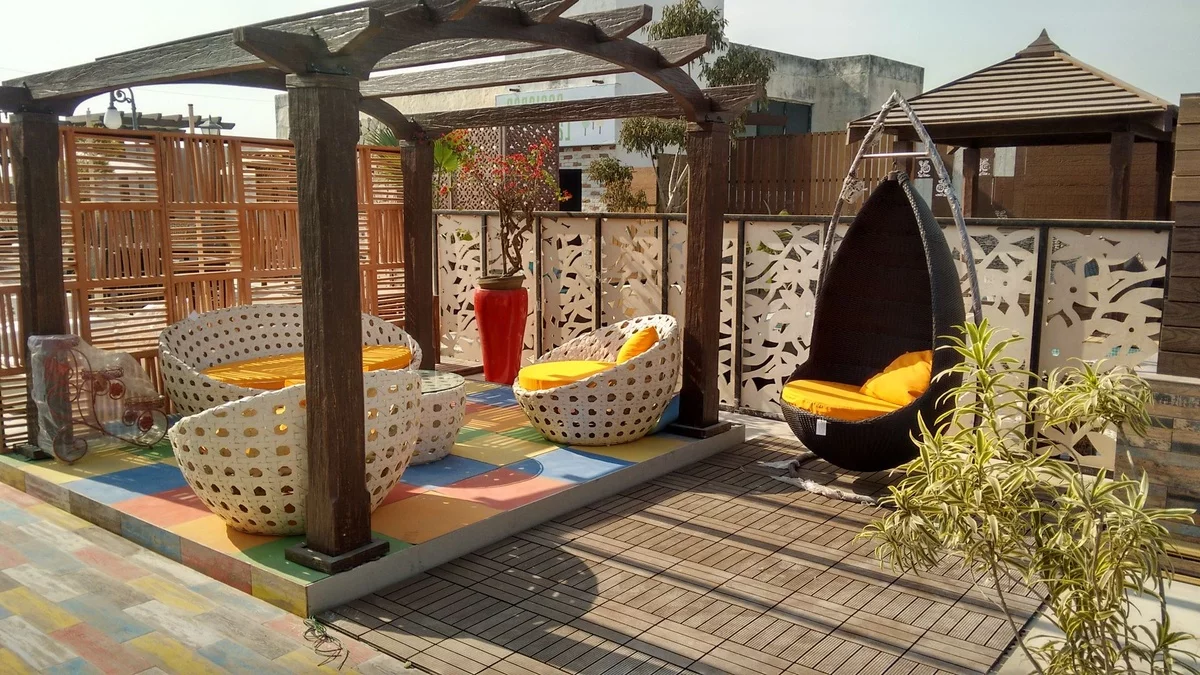 Terrassen Ideen - den Sitzbereich ist geschützt und mit modernen Möbeln eingerichtet