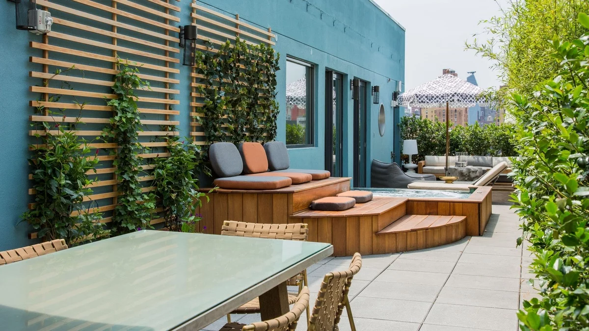 auf der Dachterrasse kann man auch einen Jacuzzi haben