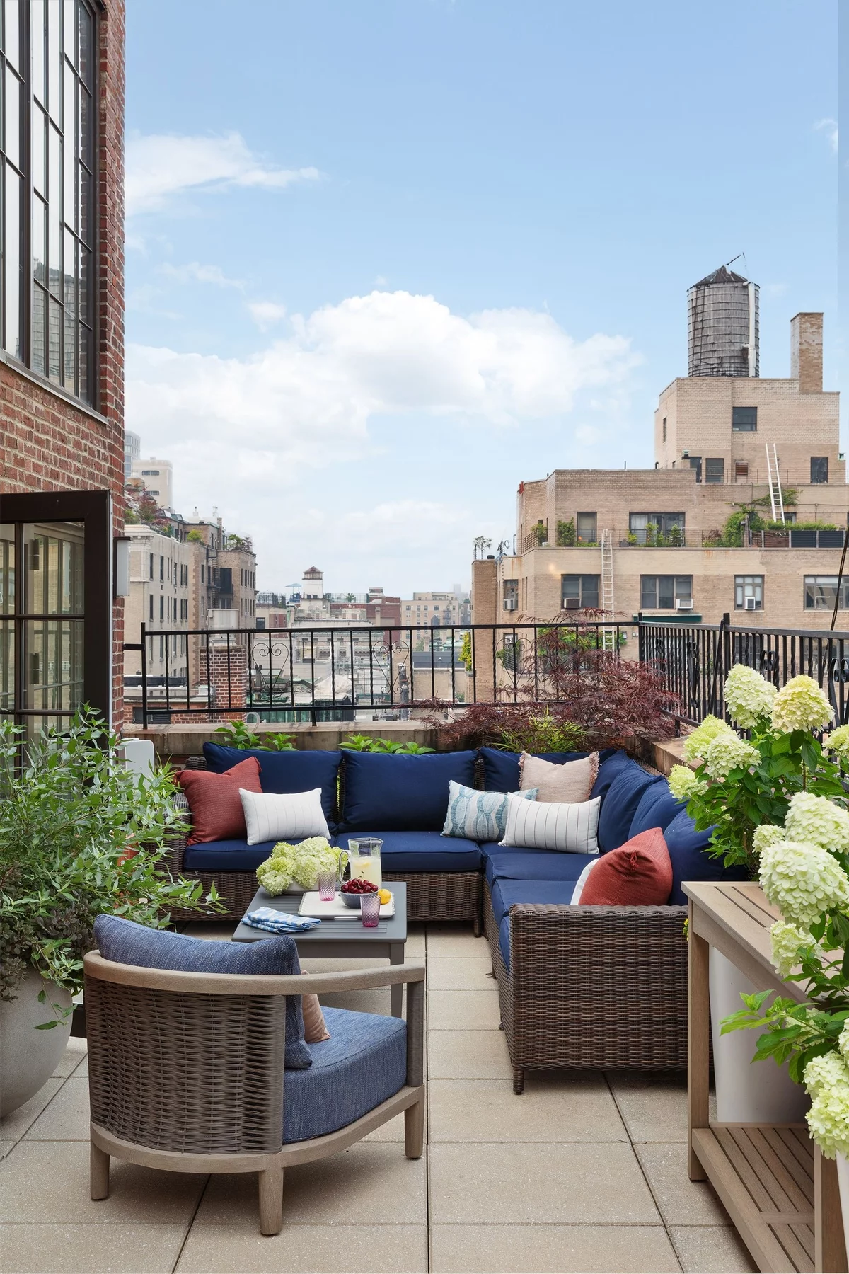 eine Dachterrasse in einer Großstadt zur Ruhe- und Blüten-Oase machen