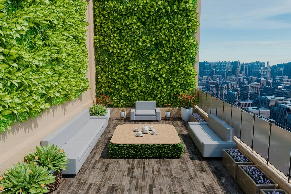 grüne Wände schmücken die Terrasse in der Großstadt