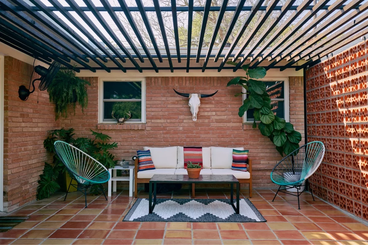 einfach eingerichtete Terrasse sieht jedoch stilvoll aus