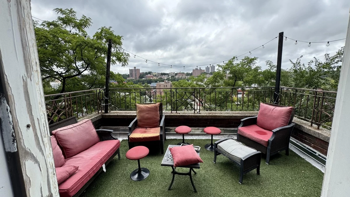 rosa Outdoor-Mäbelset auf der Terrasse platziert