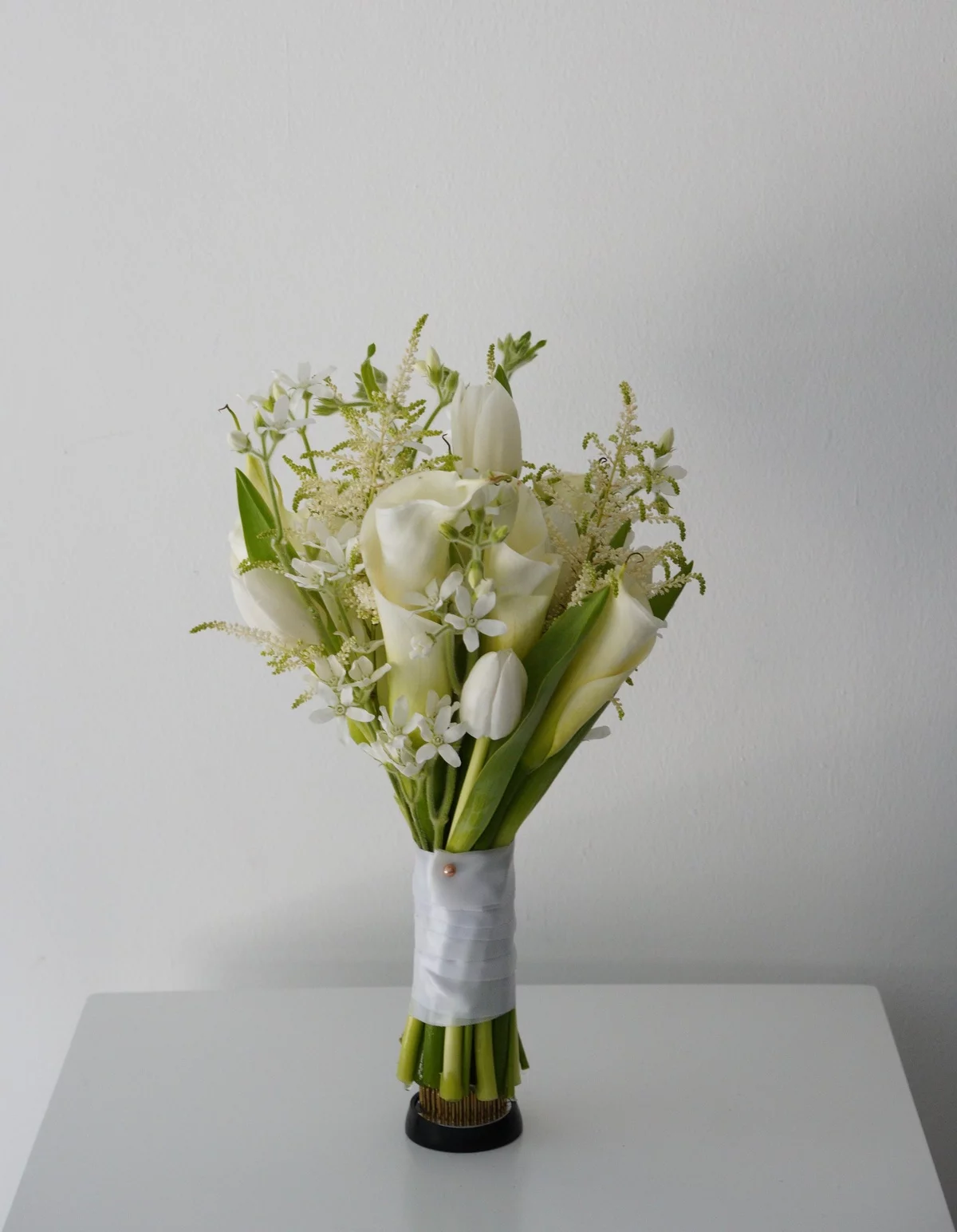 herrliche weiße Tulpen mit zarten weißen Blüten und etwas Grün