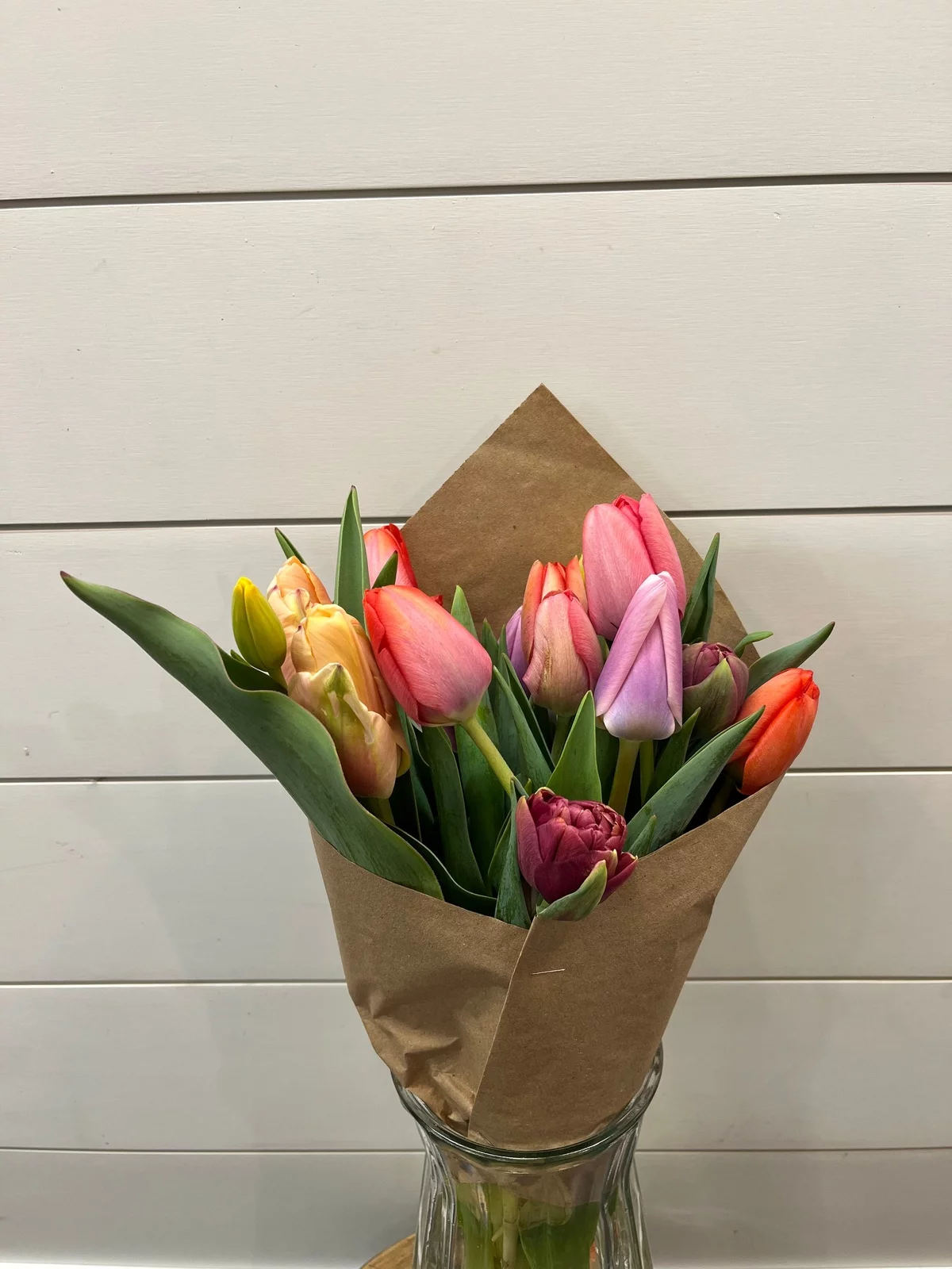Tulpen in Rot, Gelb und Rosa bilden einen schönen Tulpenstrauß