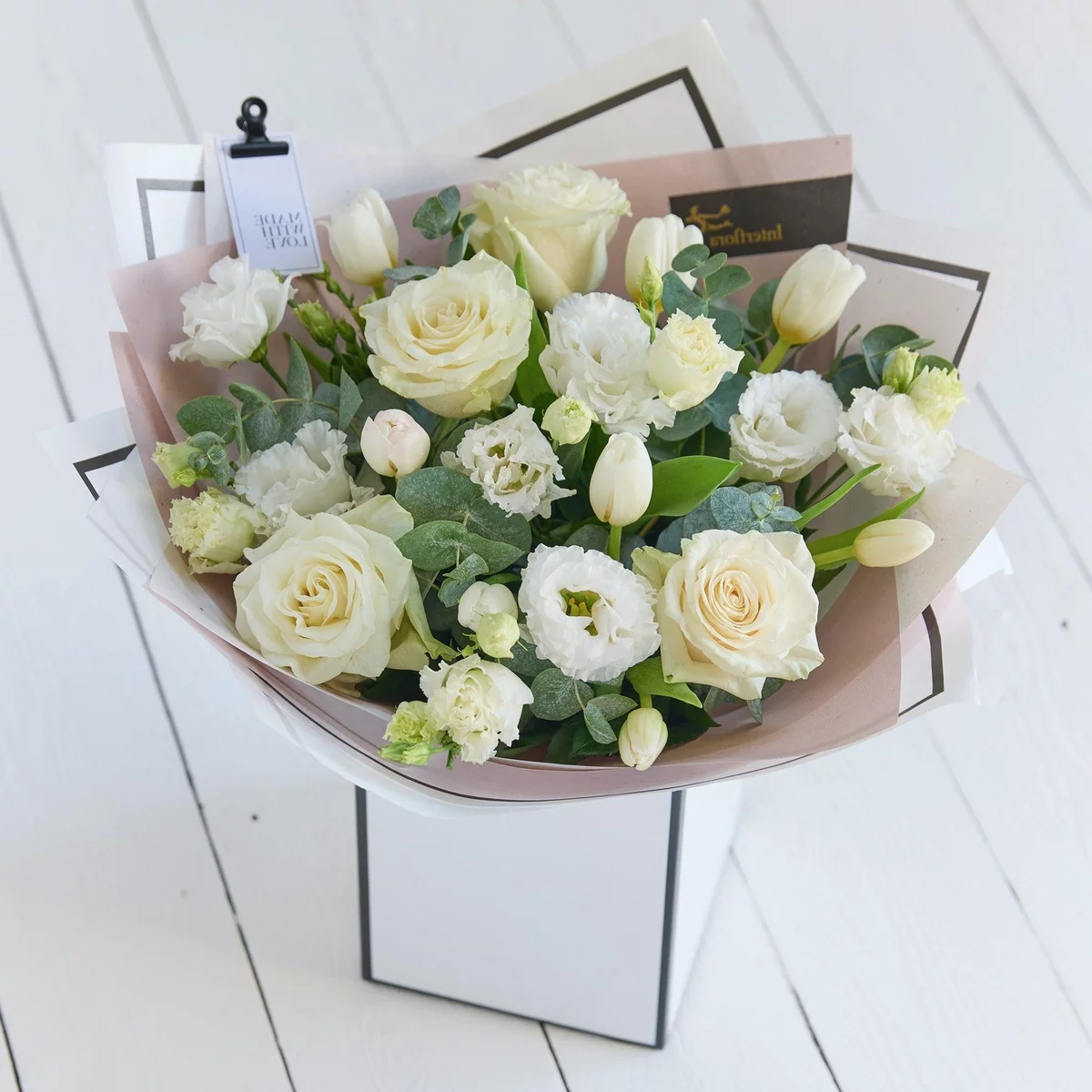 weiße Rosen und weiße Tulpen im Bouquet - ideal für eine Braut