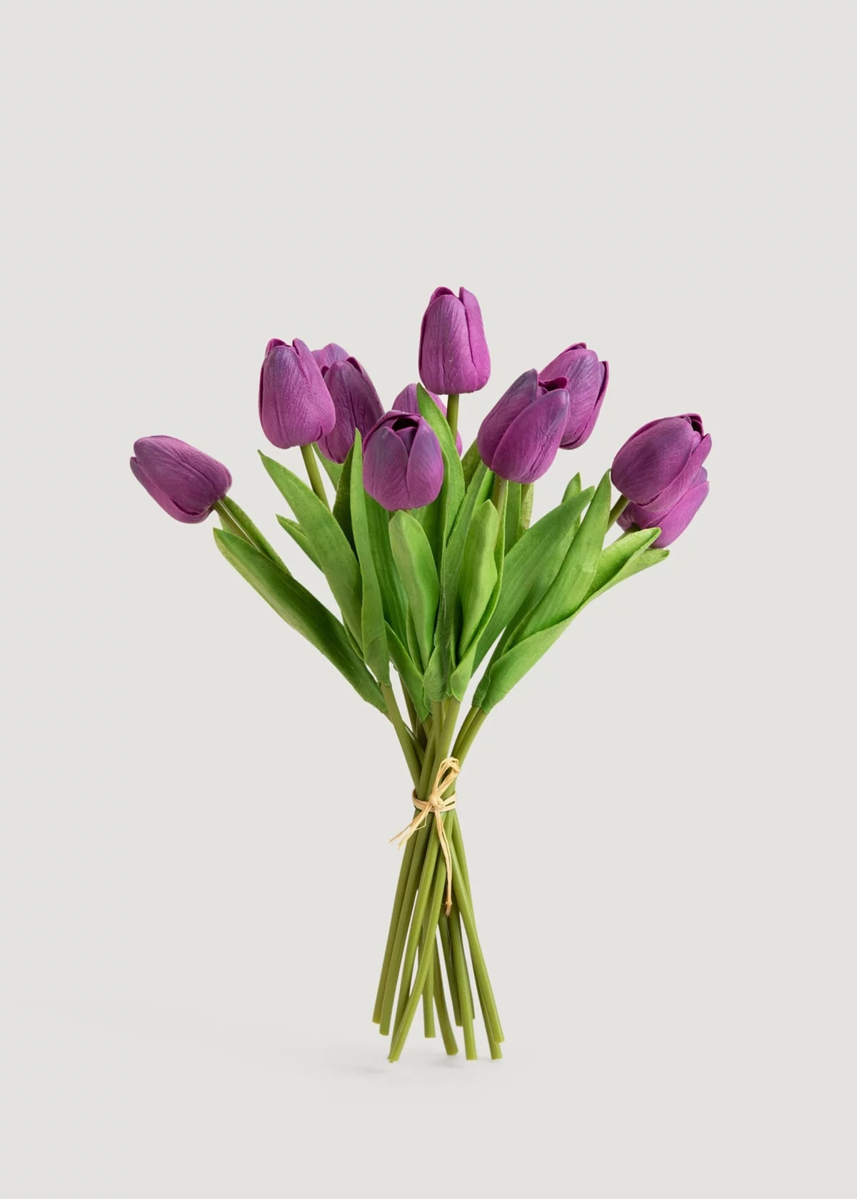 herrliche lila Tulpen im Bouquet gebunden