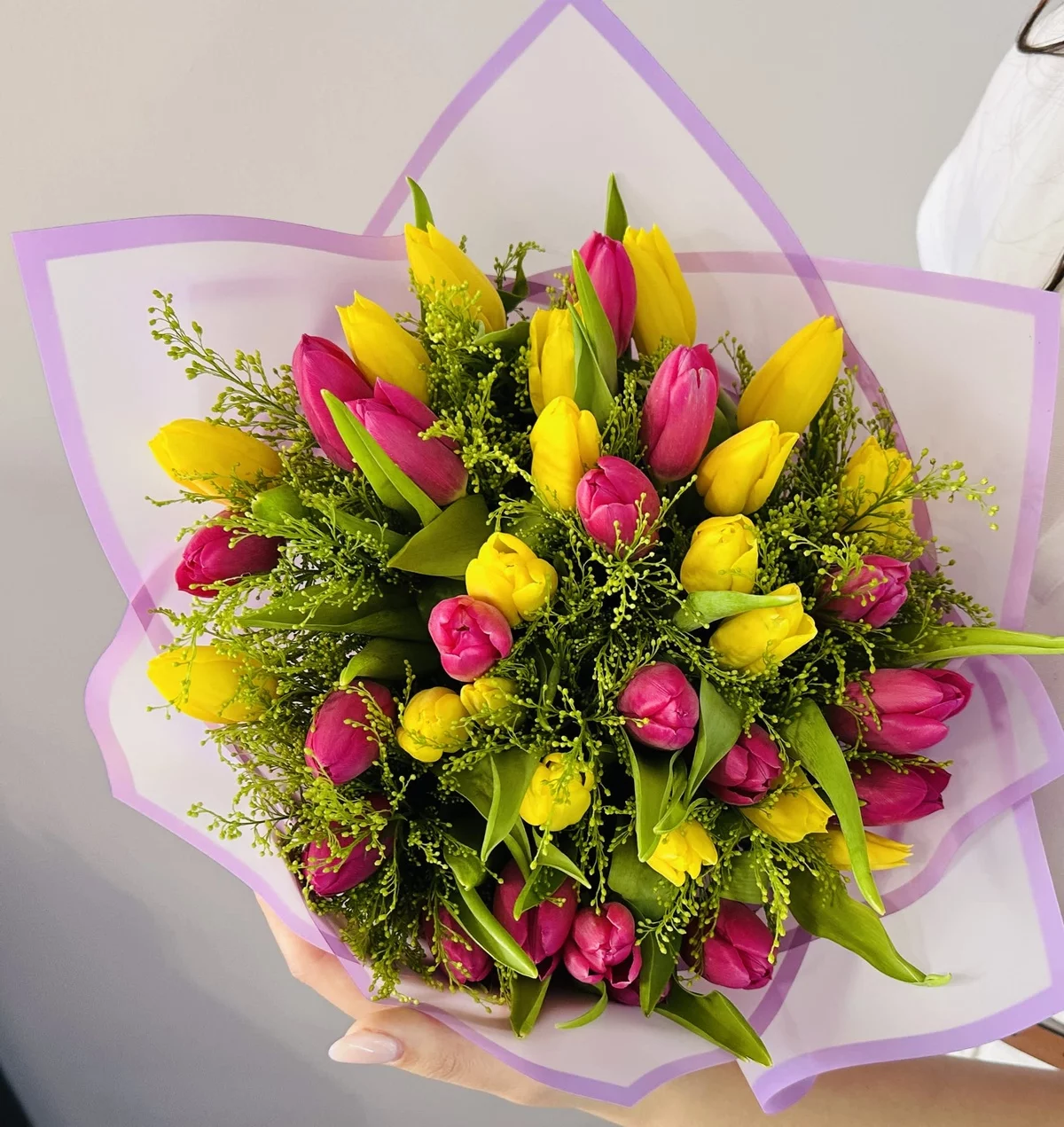 gelbe und violette Tulpen bilden einen herrlichen Tulpenstrauß