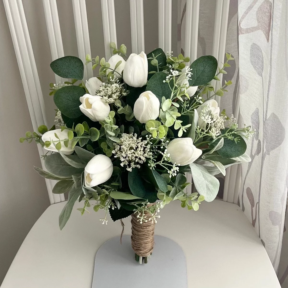 visueller Kontrast zwischen weißen Tulpen und Grün im Bouquet