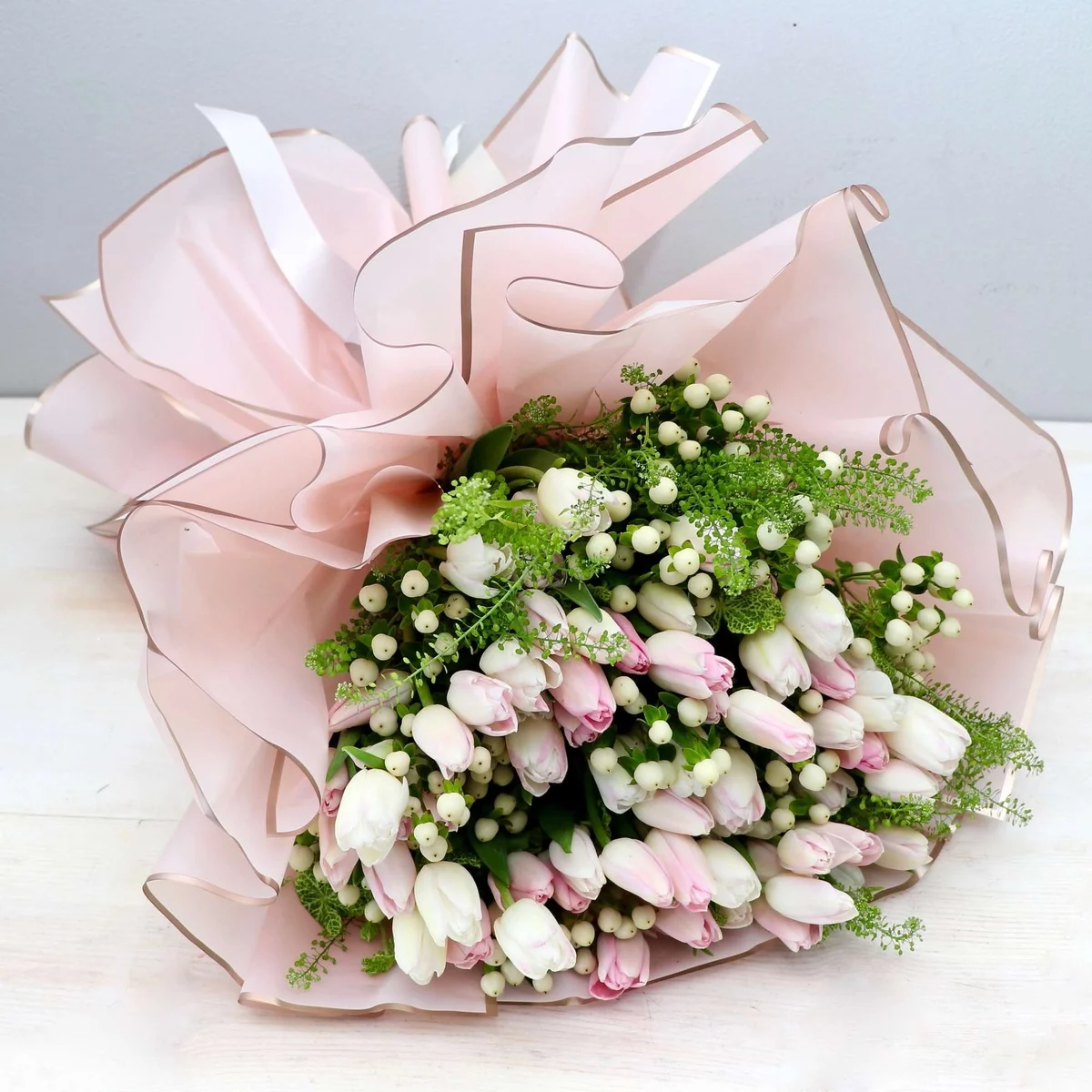 zarte Tulpen im Strauß gebunden