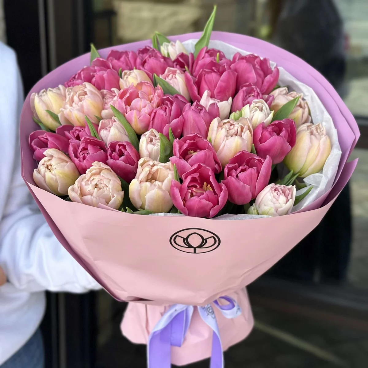 rosa und weiße Tulpen in einem großen Bouquet