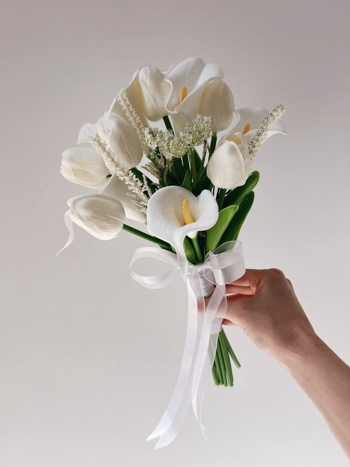 weiße Tulpen kombiniert mit weißen Callas im schönen Bouquet