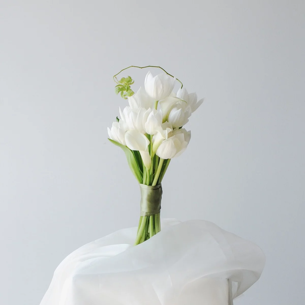 wunderschönes Bouquet aus weißen Tulpen