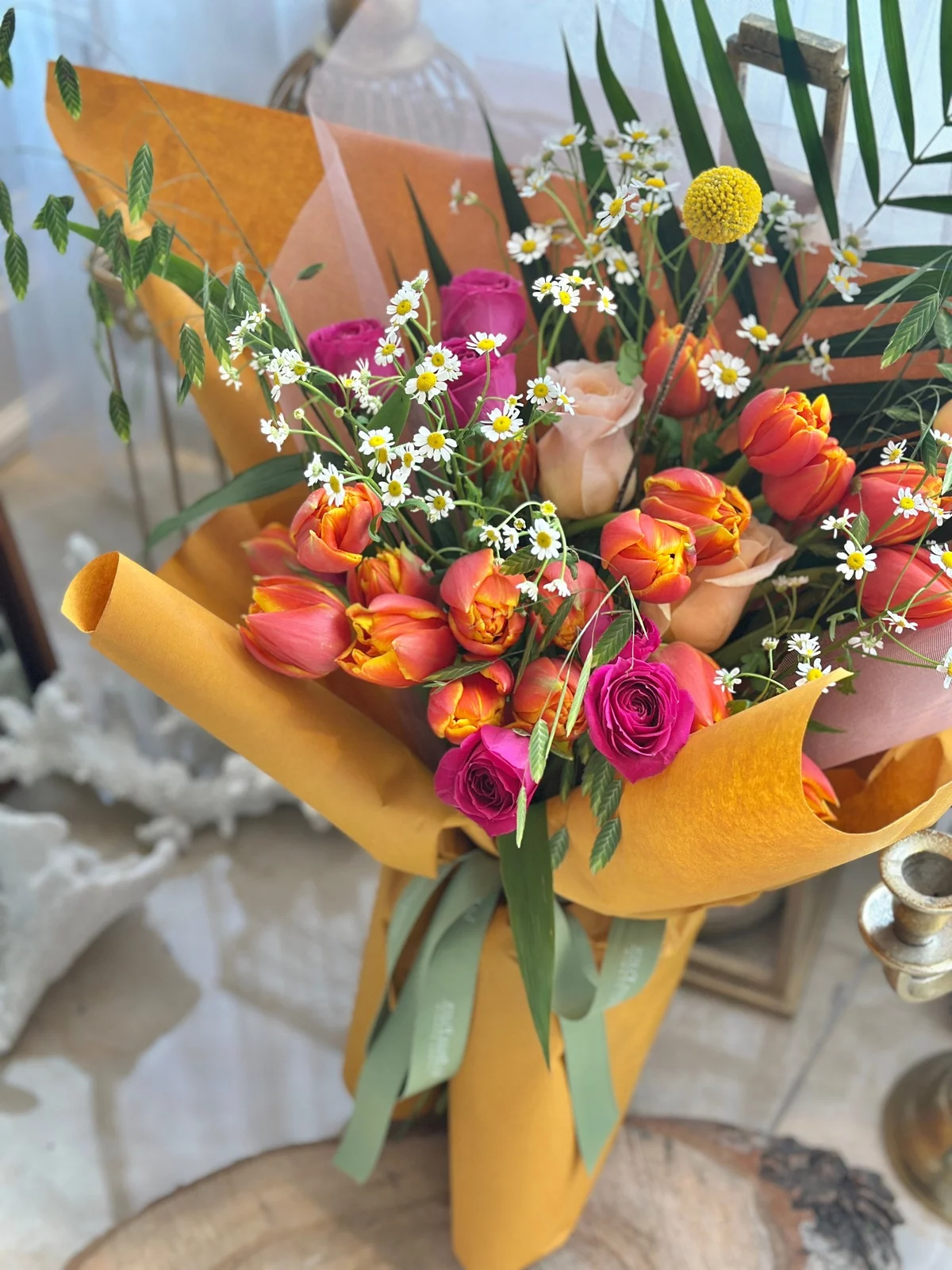 schöne Tulpen mit rosa Rosen und andere Blumen im Bouquet kombinieren