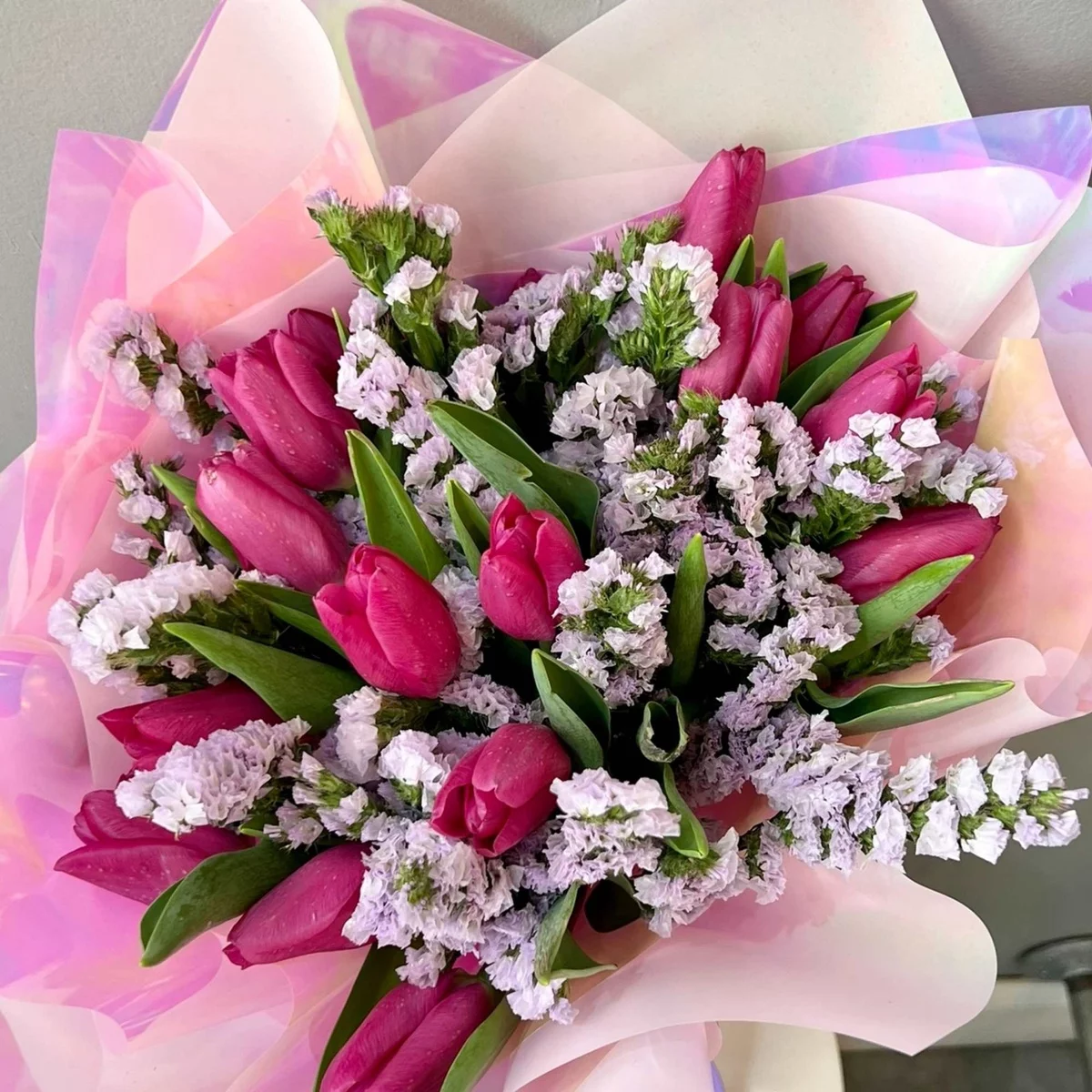 violette Tulpen mit zarten weißen Blüten kombiniert