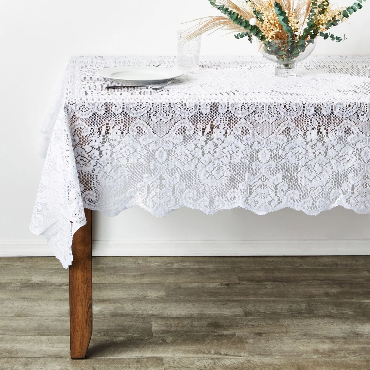 weiße Häkeltischdecke Teller, Besteck Vase mit Blumen - Idee für Hochzeit Gedecke