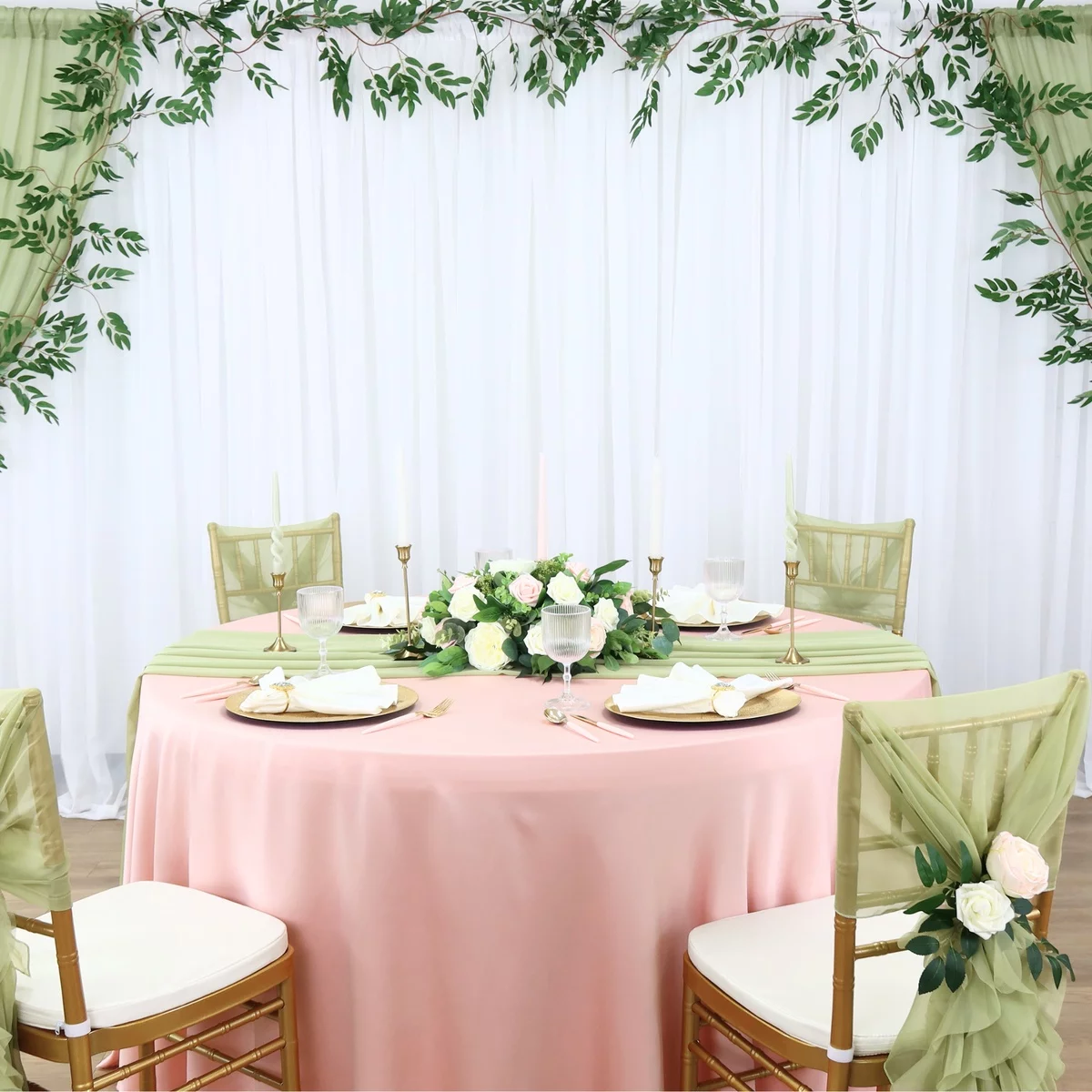 gedeckter Tisch - rosa Tischdecke Blumen in der Mitte und Kerzen