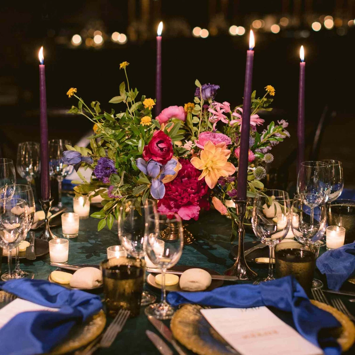 schöne Blumen und viele brennende Kerzen - stilvolle Hochzeit Gedecke
