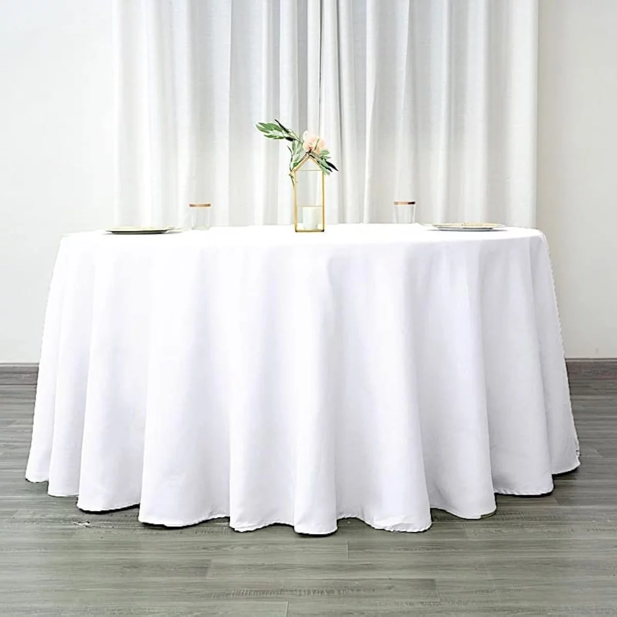 der Tisch für das Brautpaar - rund mit bodenlanger weißer Tischdecke