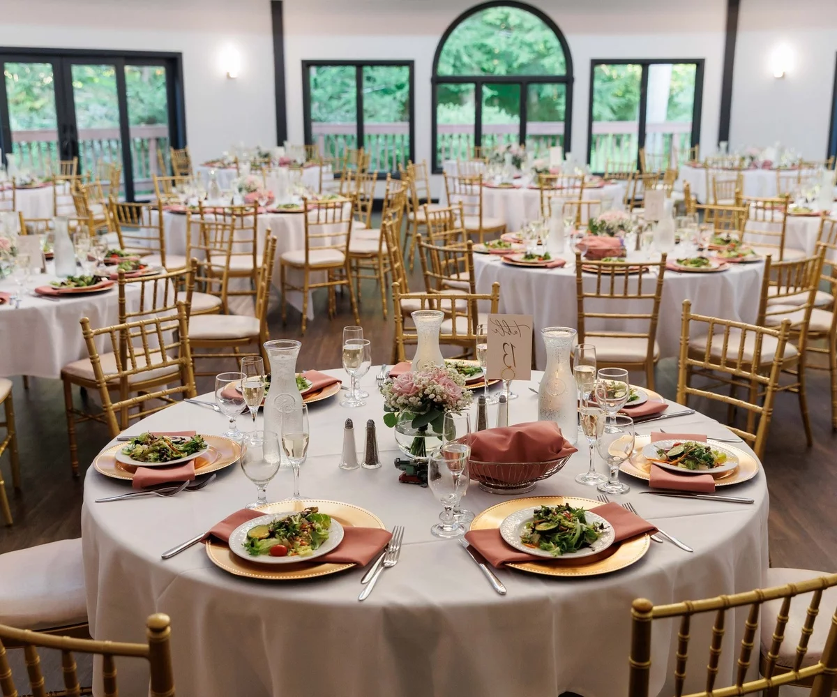 stilvoll gedeckte Tisch - die Hochzeitsfeier kann beginnen