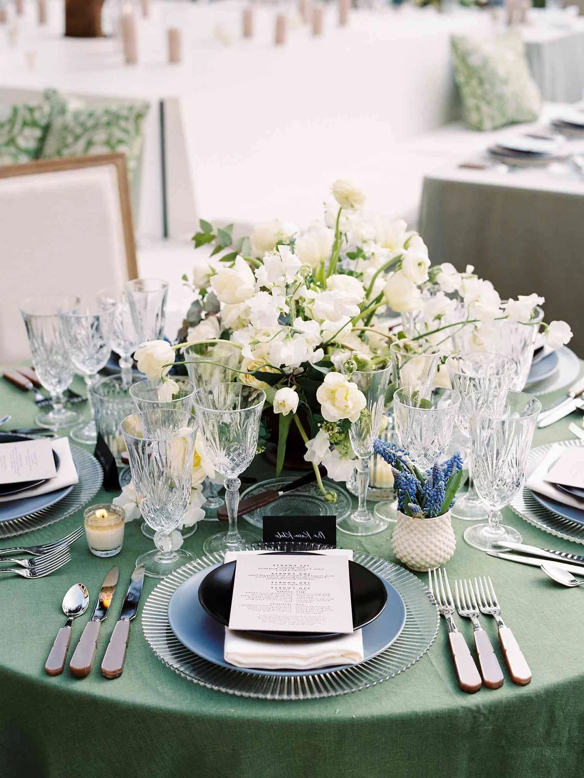 perfekte Hochzeit Gedecke - hochwertiges Geschirr, Kristallgläser und weiße Blumen