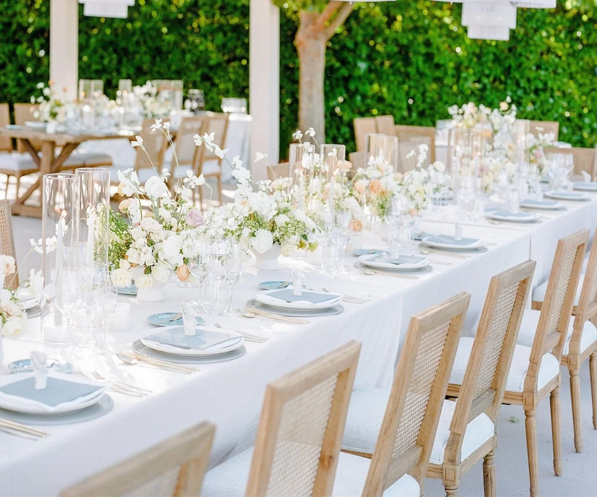 schön gedeckter Tisch Weiß dominiert - Hochzeitsfeier im Garten