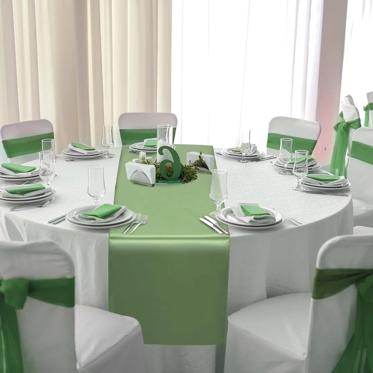 ein Farbduo - Weiß und Grün im Arrangement des Hochzeitstisches