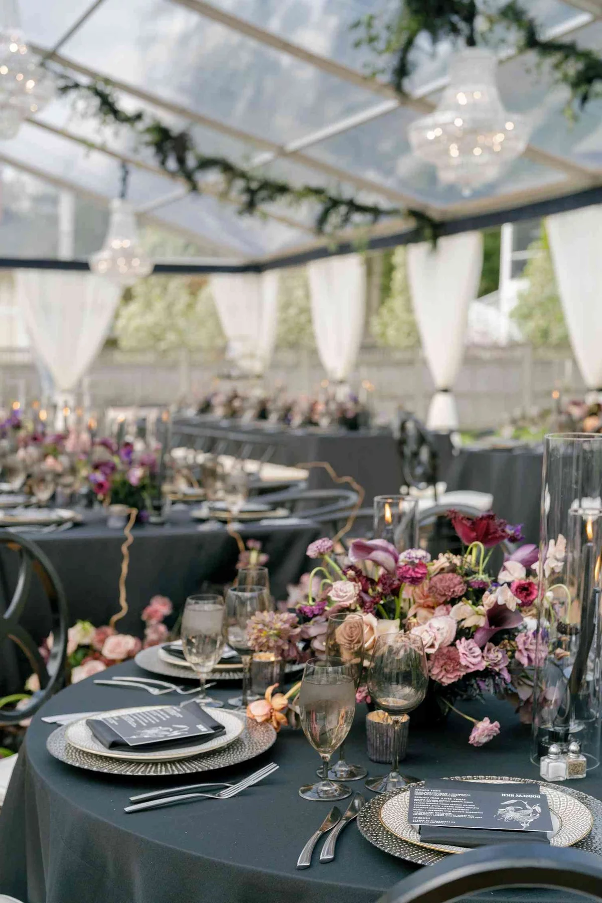 visueller Kontrast - schwarze Tischdecke und bunte Blumen als Blickfang