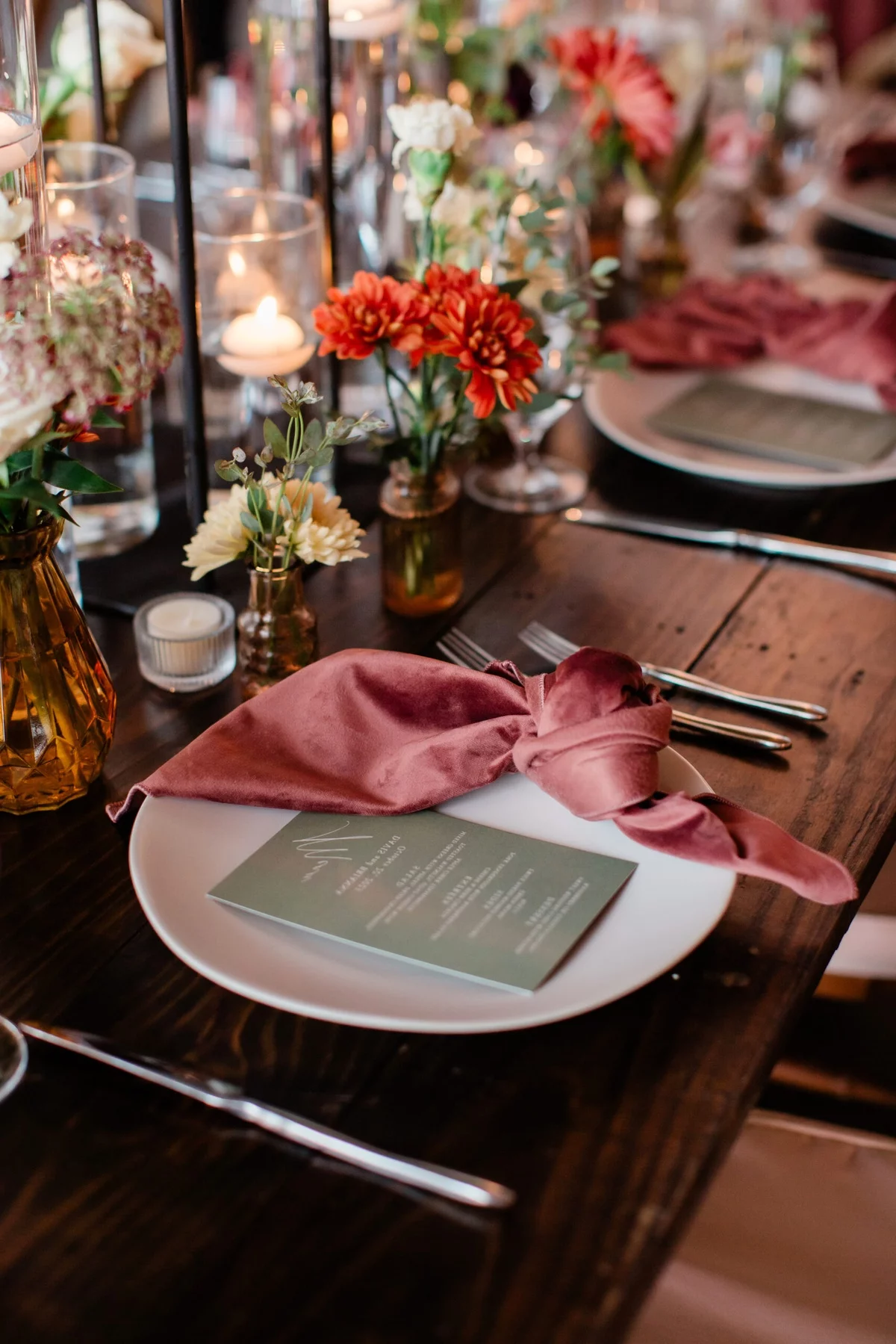 Geschirr mit Serviette Besteck Blumen - Hochzeit Gedecke