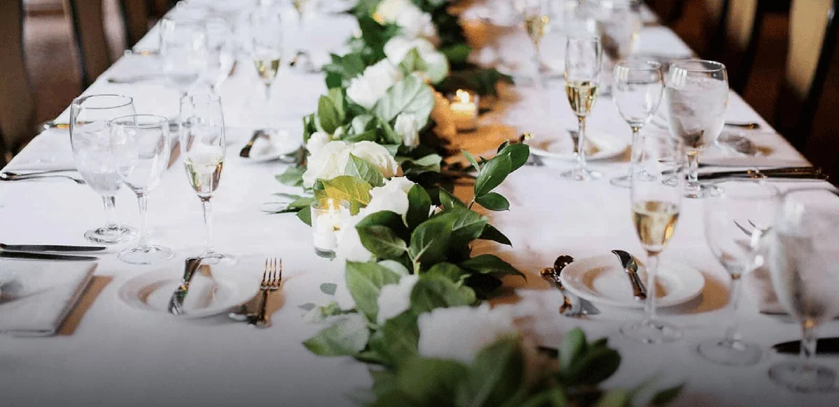 in der Tischmitte stehen viele Blumen als Blickfang