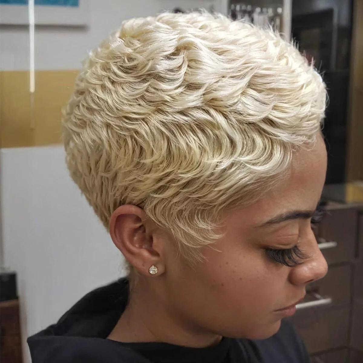 blondes lockiges Haar in Kurzhaarfrisur