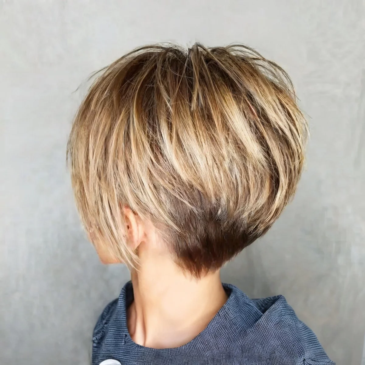 junge Frau mit gut gestyltem Pixie 