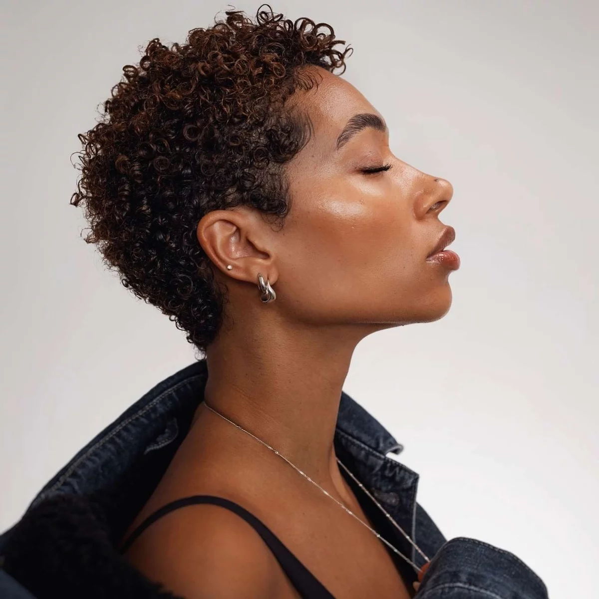 kurzgeschnittenes lockiges Haar 