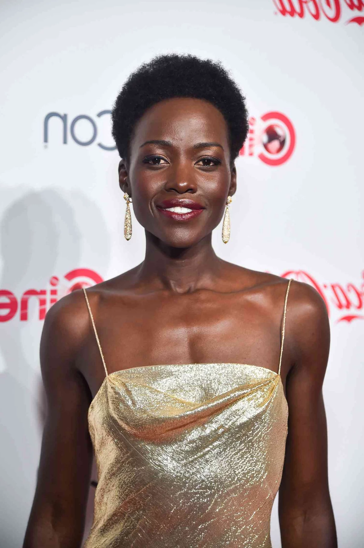 dunkles lockiges Haar kurzgeschnitten