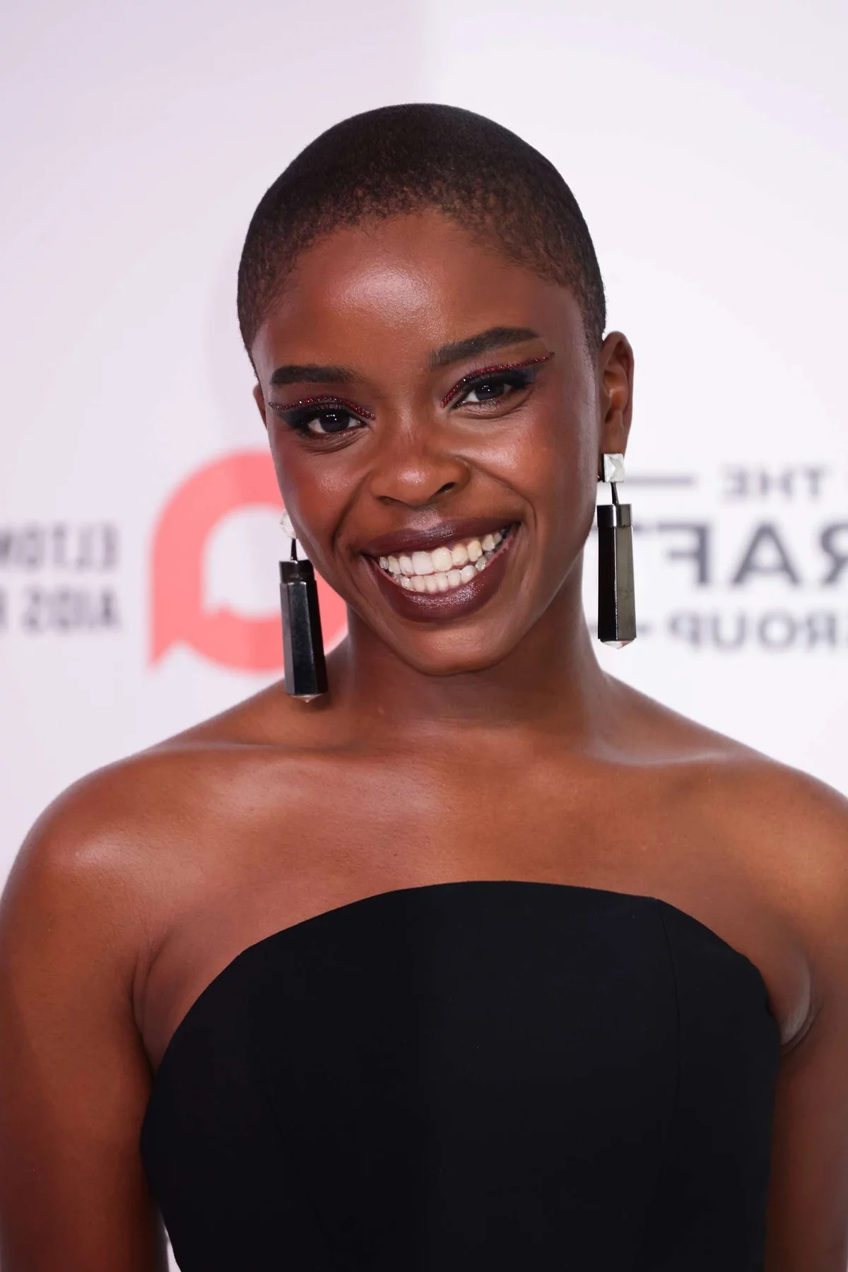 ganz kurz die Haare schneiden - junge Frau mit dunklem Haar