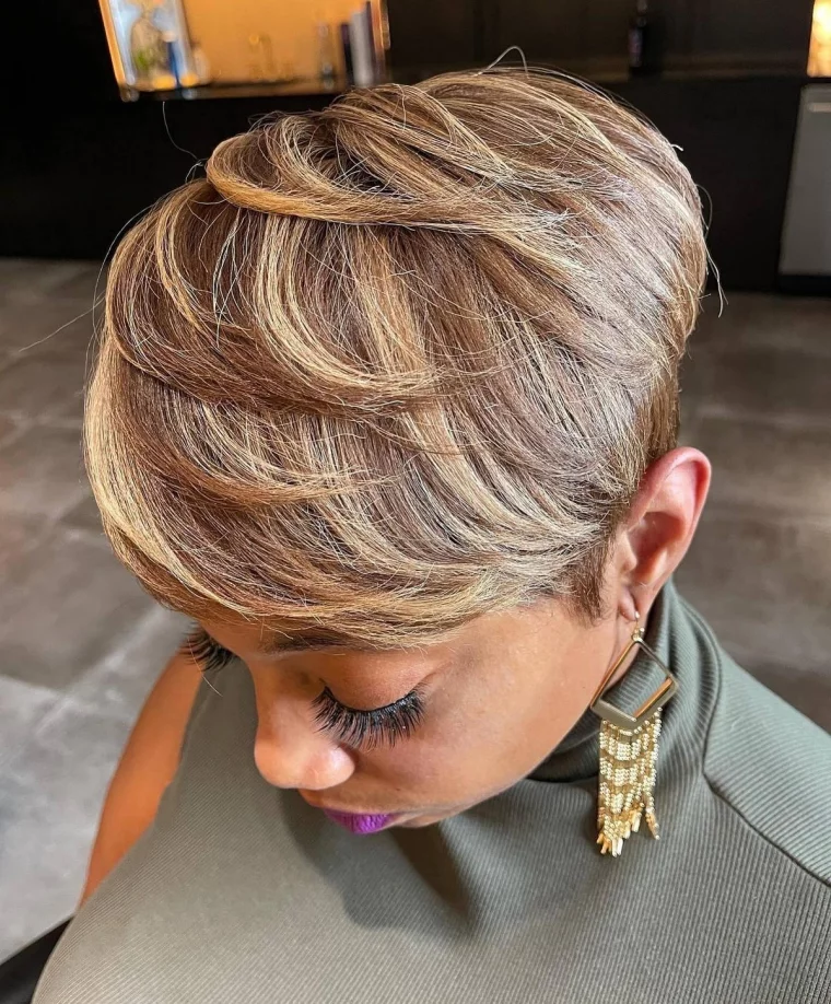 junge Frau mit hellem Haar hat Pixie Cut