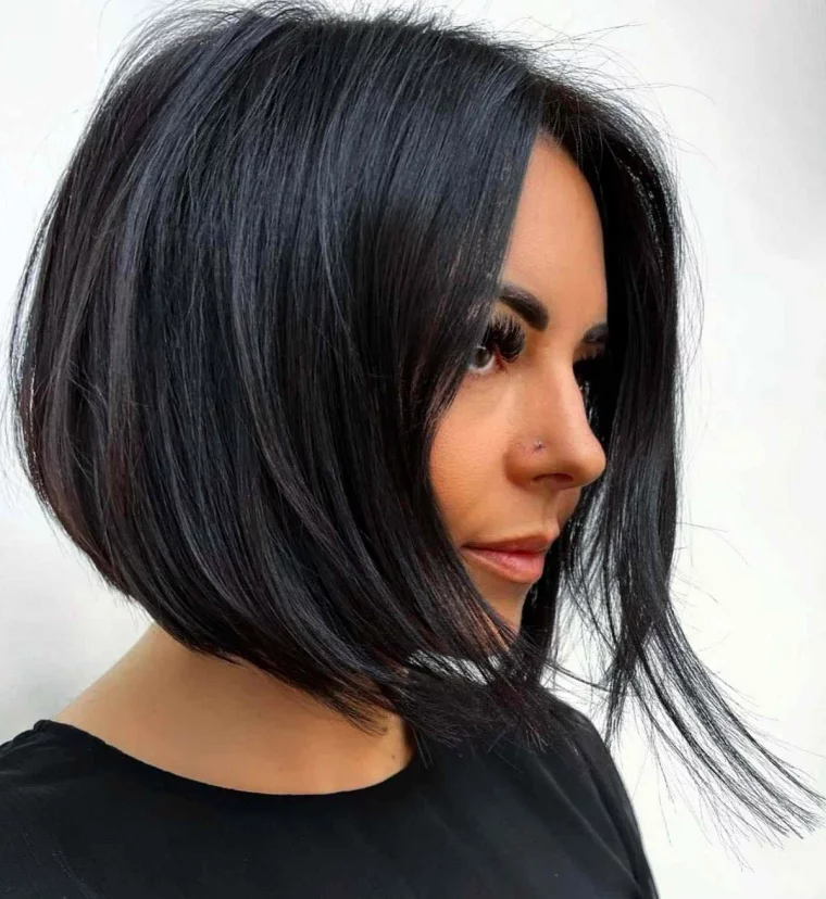 junge Frau hat Bpbfrisur