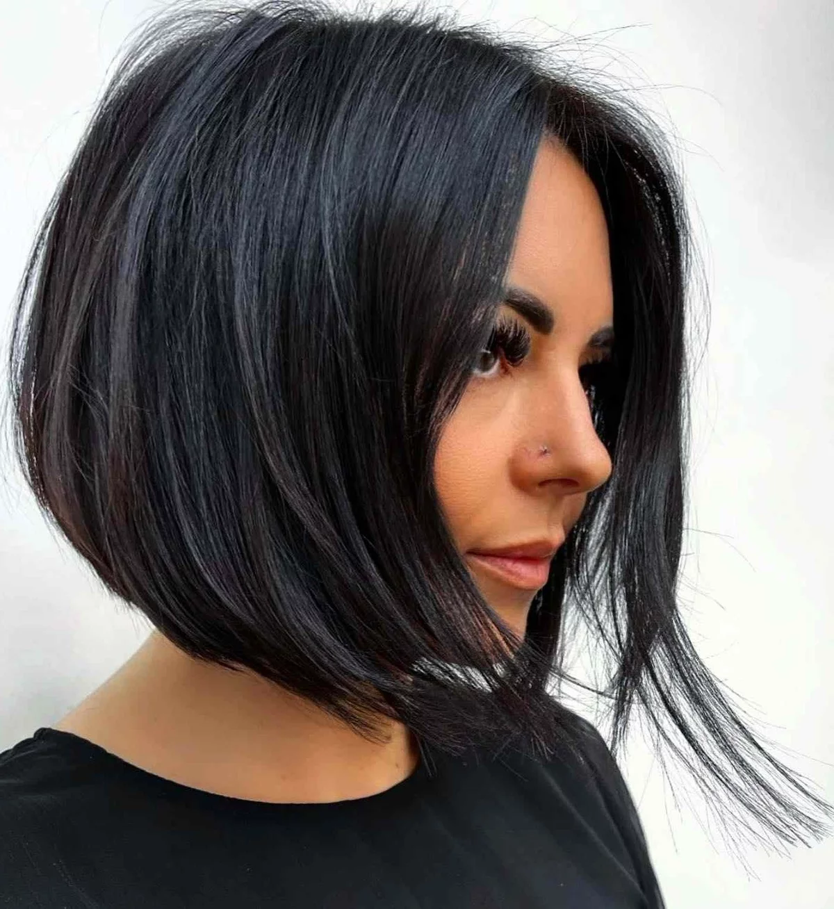 junge Frau hat dunkles Haar in Bobfrisur gestylt