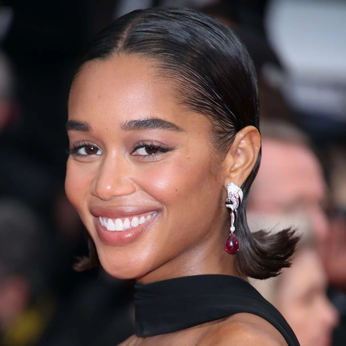 junge Frau trägt Bob aber mit viel Haarspray gestylt