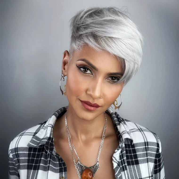 graues Haar in asymmetrischem Pixie gestylt