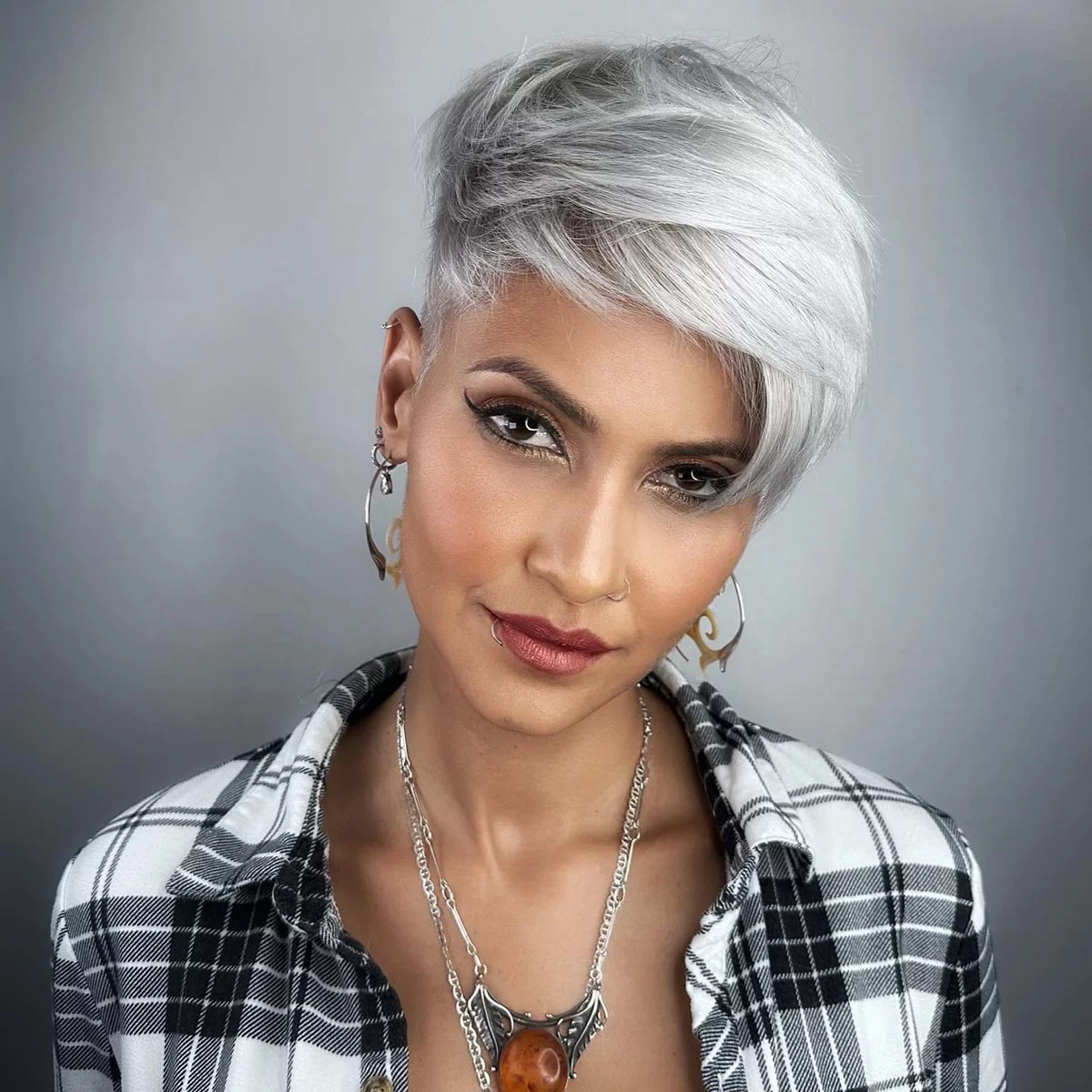 graues Haar in asymmetrischem Pixie gestylt 