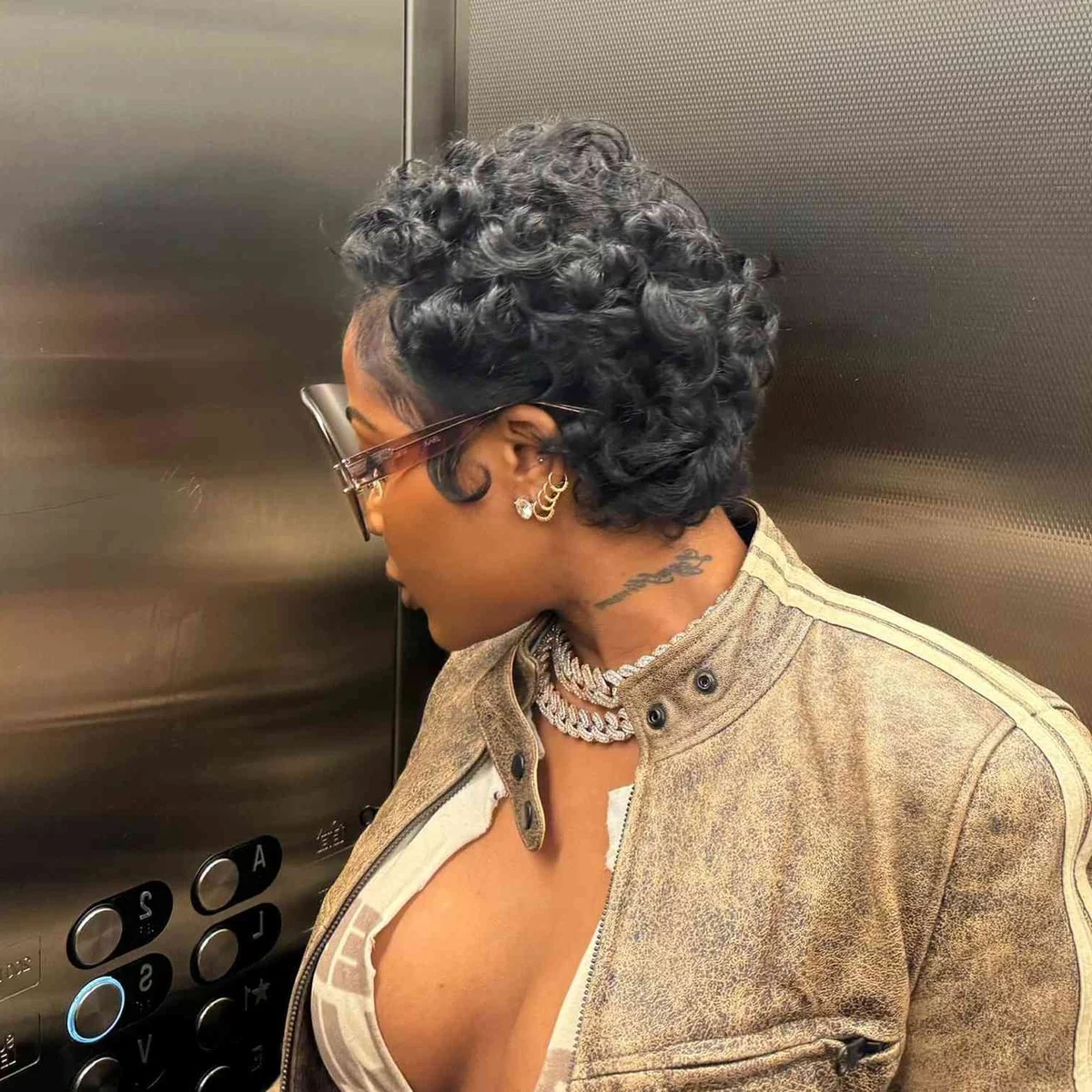 Frau hat lockiges dunkles Haar kurzgeschnitten