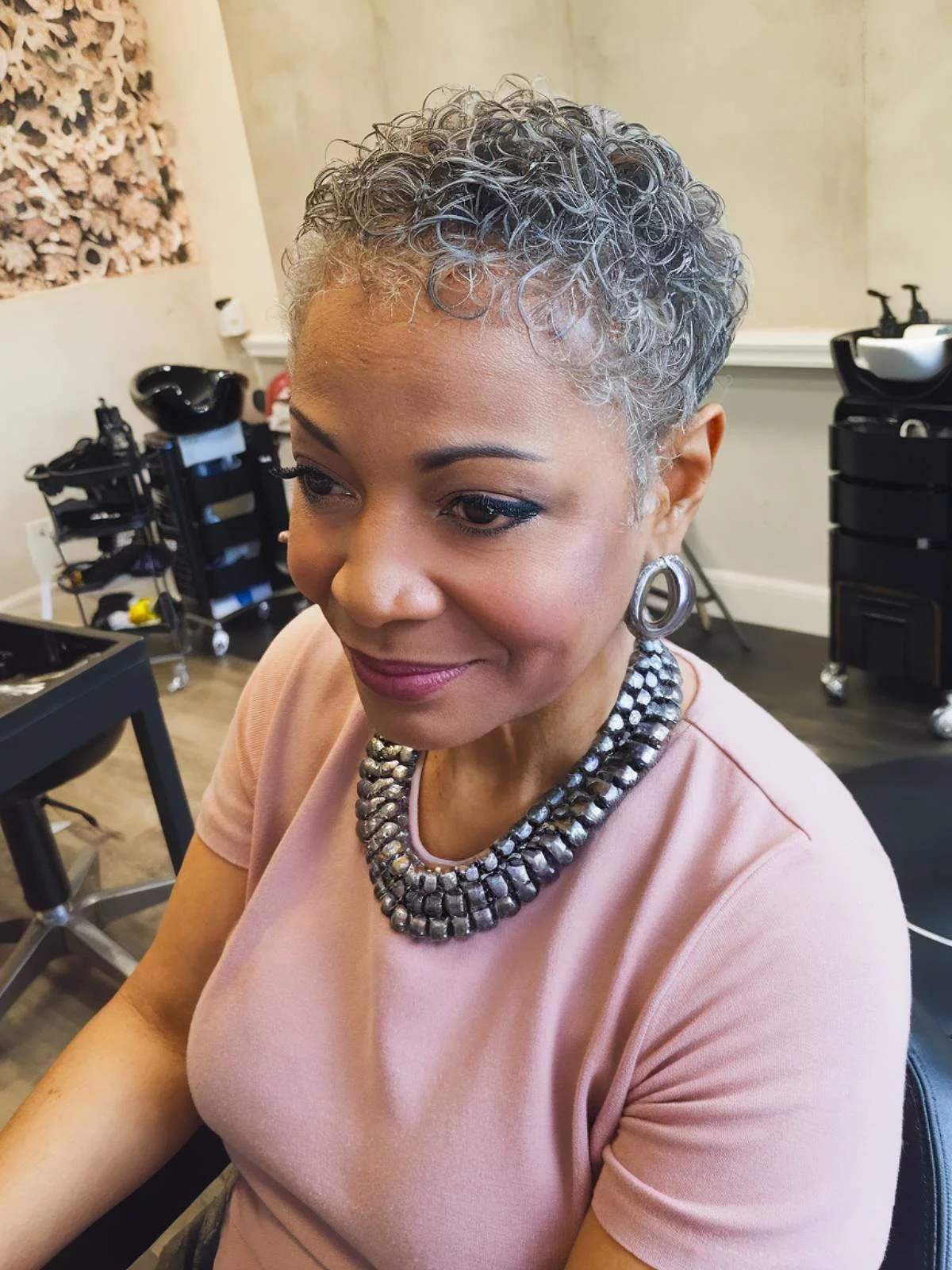 Frau mit grauem Haar beim Friseur