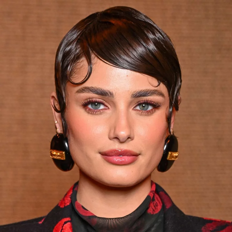 Dame mit dunklem kurzem Haar