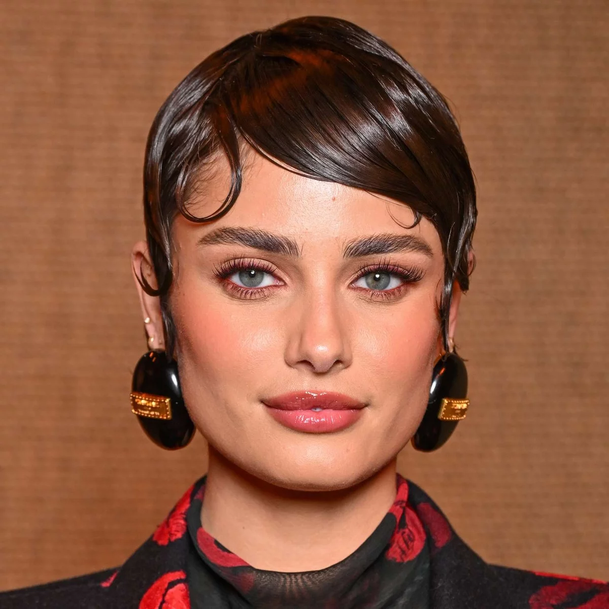 Dame mit dunklem kurzem Haar