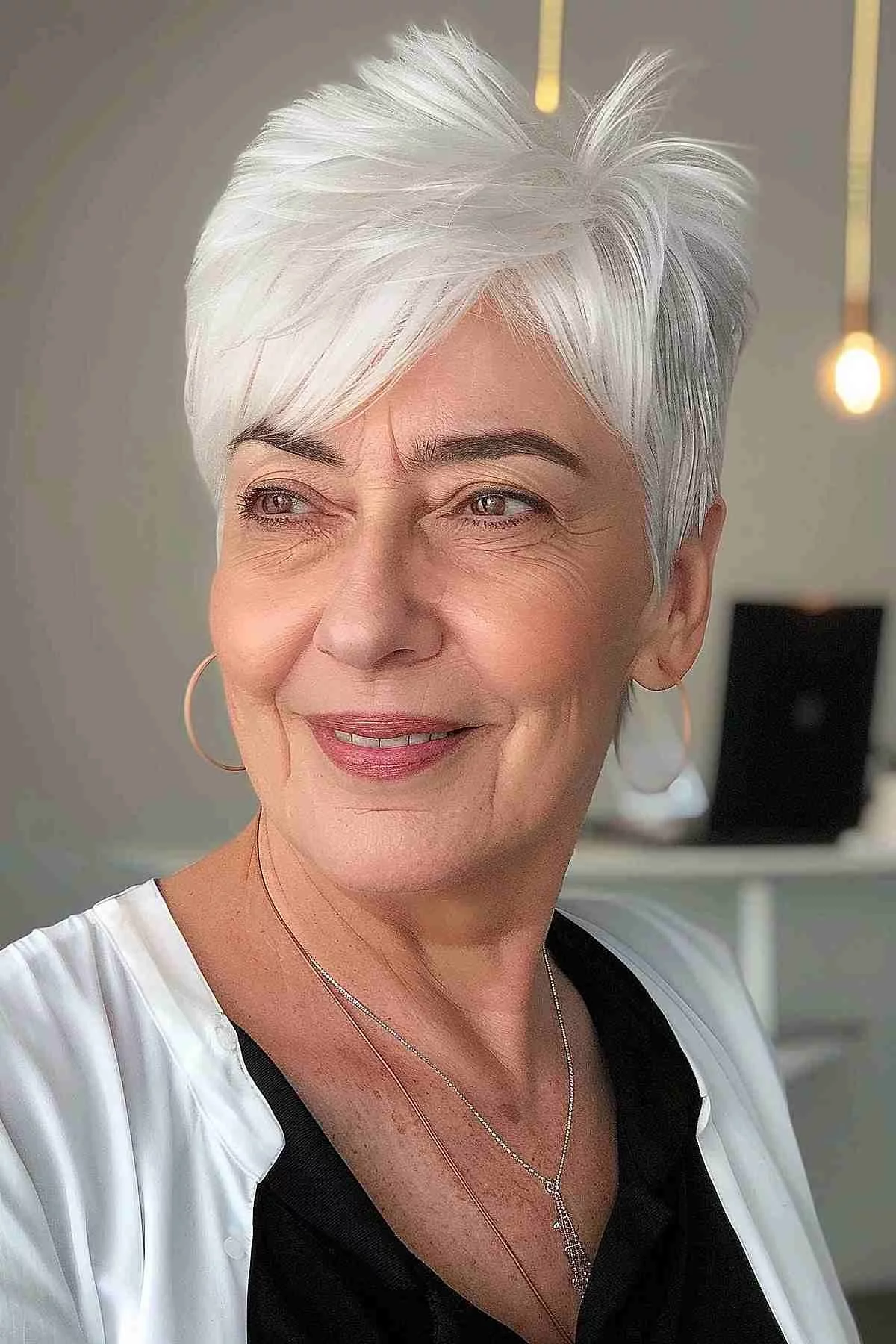 graues kurzgeschnittenes Haar