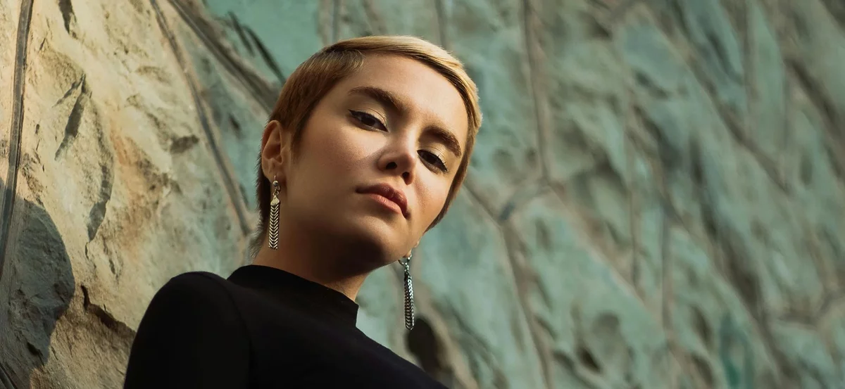 junge Frau mit frecher Kurzhaarfrisur