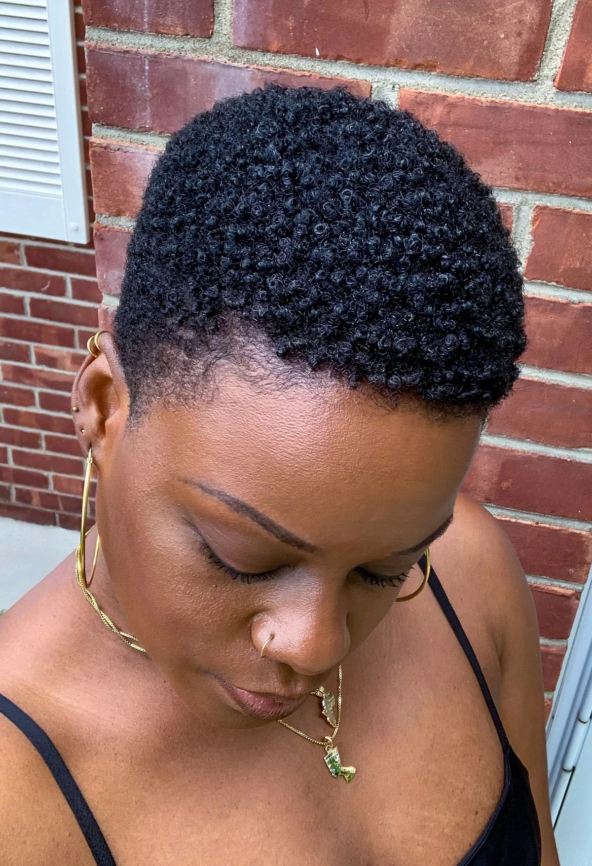 schwarze Locken und kurzgeschnittenes Haar