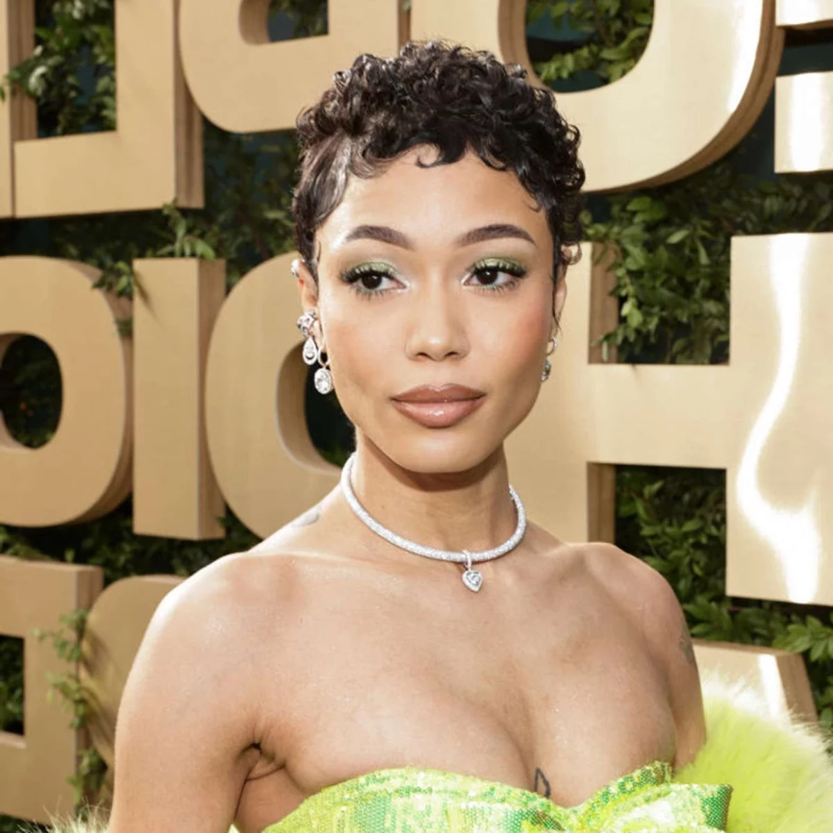 schöne Frau mit kurzem lockigem Haar 