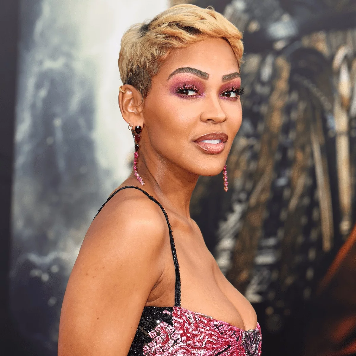 geblondes Haar in kurzem Pixie