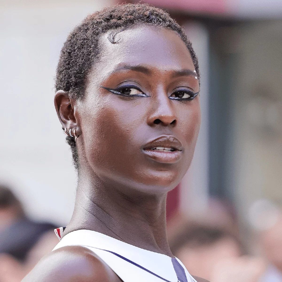 krausiges dunkles Haar kurzgeschnitten